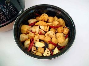 加入生抽，老抽，冰糖和食材平行的清水。