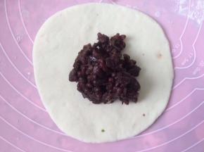 切成均匀小剂子，搓圆压扁放入豆沙