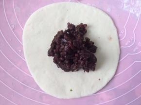 切成均匀小剂子，搓圆压扁放入豆沙