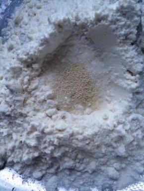 面粉加入酵母和白糖