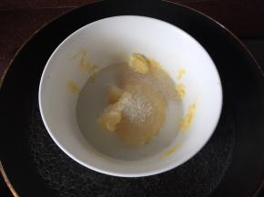 碗里加入白砂糖、黄油、纯牛奶，然后放入锅里隔水加热