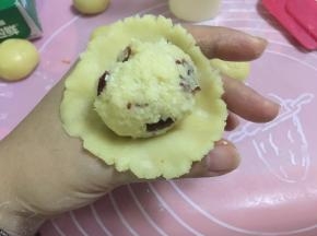 趁冰冻的时候放在手的虎口处包入馅料，此刻最好包