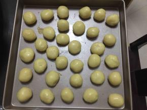 饼皮则称取20g，捏成球形