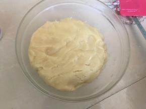 利用刮刀刮拌均匀，做好的饼皮盖上保鲜膜放入冰箱冷藏1～2个小时