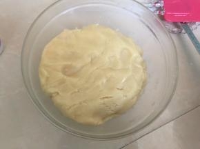 利用刮刀刮拌均匀，做好的饼皮盖上保鲜膜放入冰箱冷藏1～2个小时