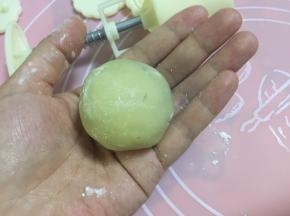收口，包成球状，手可以了抹些手粉包，包好的月饼皮抹少许面粉
