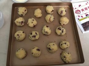 然后称取30g的馅料，搓成球形