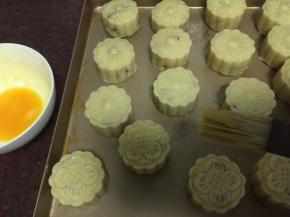 取出利用毛刷刷上蛋黄液，越薄越好（一定要用毛刷，不要用硅胶刷）