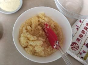 用刮刀搅拌均匀