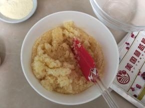 用刮刀搅拌均匀