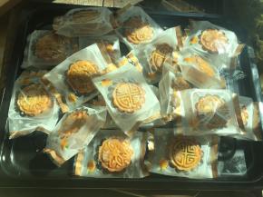 回油好的月饼用包装袋装好