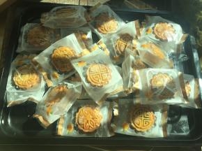 回油好的月饼用包装袋装好