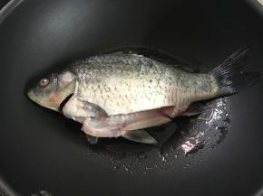 鲫鱼用厨房纸吸干水份后放入锅中。