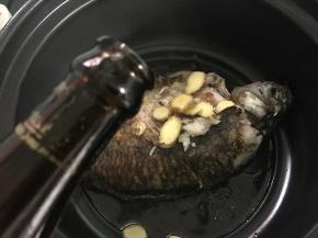 煎至两面金黄放入老姜和料酒。