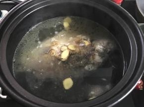 加没过鲫鱼的开水。