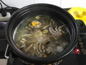 再次煮开后放入螃蟹。
