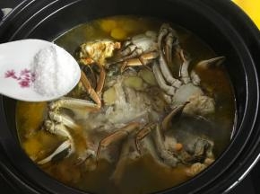 然后加适量盐调味。熄火。