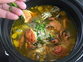 再余温焖10分钟即可烹饪完成，最后撒葱花。