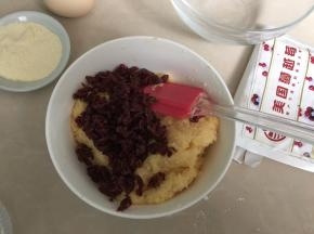 然后加入切好的蔓越莓