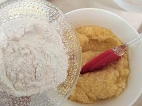 搅拌均匀至完全吸收，倒入熟糯米粉搅拌