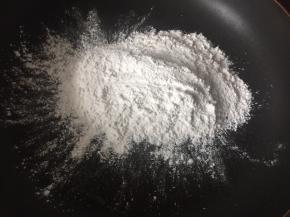 做馅料：先将糯米粉炒熟