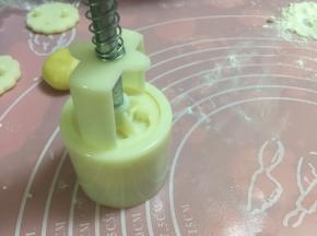 待所有馅料包好后成用模具印出花型