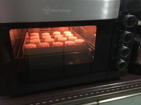 完全晾凉后再放入烤箱继续烤5分钟，依次总共这样烤3次就可以了，最后一次烤好后不要拿出来，放在烤箱冷却过夜，回油了就可以吃了