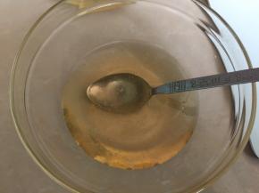 转化糖浆加入枧水搅拌均匀至完全吸合（转化糖浆做法见我的菜谱）