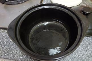 砂锅内部抹上一层食用油；