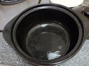 砂锅内部抹上一层食用油；