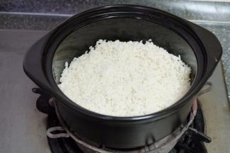 把大米洗净放进砂锅里；