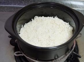 把大米洗净放进砂锅里；