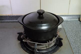 加上适量的清水，炉灶上小火煮饭；