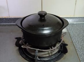 加上适量的清水，炉灶上小火煮饭；