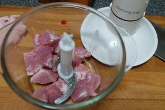 猪肉去皮切小块，放进料理碗里；