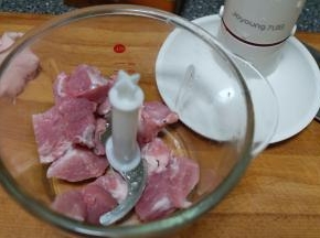 猪肉去皮切小块，放进料理碗里；