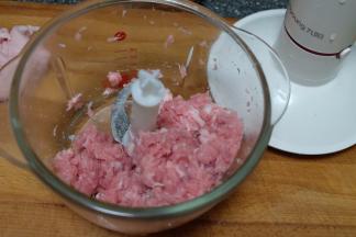 十秒钟搅打成肉馅，我一次打了多一些，做砂锅饭的时候只用了一半；