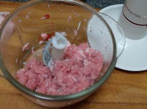 十秒钟搅打成肉馅，我一次打了多一些，做砂锅饭的时候只用了一半；