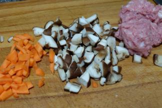 胡萝卜切丁，香菇切丁；冬瓜去皮切小块；