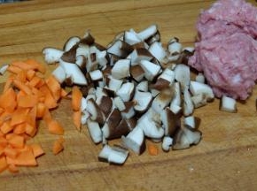 胡萝卜切丁，香菇切丁；冬瓜去皮切小块；