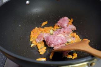 炒锅上火，放食用油，胡萝卜先放进去炒一炒，再把肉馅放进去翻炒；
