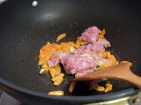 炒锅上火，放食用油，胡萝卜先放进去炒一炒，再把肉馅放进去翻炒；