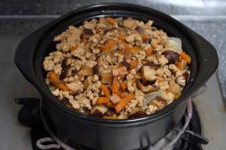 倒入生抽酱油，一点点盐，一点白糖，再加点热水，焖两分钟后收汁关火，锅里留一点汤就可以了；