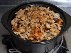 倒入生抽酱油，一点点盐，一点白糖，再加点热水，焖两分钟后收汁关火，锅里留一点汤就可以了；