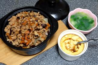 这个时候，砂锅的米饭表面冒大泡了，把切好的冬瓜块放进砂锅；继续小火焖煮；