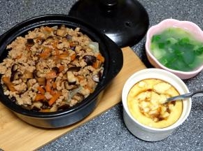 这个时候，砂锅的米饭表面冒大泡了，把切好的冬瓜块放进砂锅；继续小火焖煮；