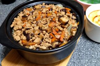 等砂锅里的米饭快熟了，冬瓜也成透明状了，把炒锅里的肉沫香菇连汤带菜一起倒进砂锅里；盖上锅盖，小火煮1分钟左右，关火，焖五分钟左右就可以上桌了；