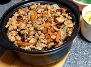 等砂锅里的米饭快熟了，冬瓜也成透明状了，把炒锅里的肉沫香菇连汤带菜一起倒进砂锅里；盖上锅盖，小火煮1分钟左右，关火，焖五分钟左右就可以上桌了；