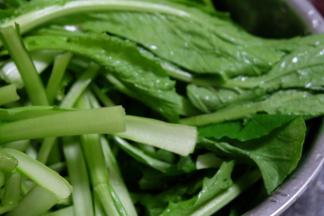 小白菜去根洗净，用清水泡3分钟；捞出沥水备用；