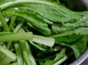 小白菜去根洗净，用清水泡3分钟；捞出沥水备用；